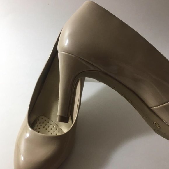 Round toe beige pumps - Picture 2 of 3